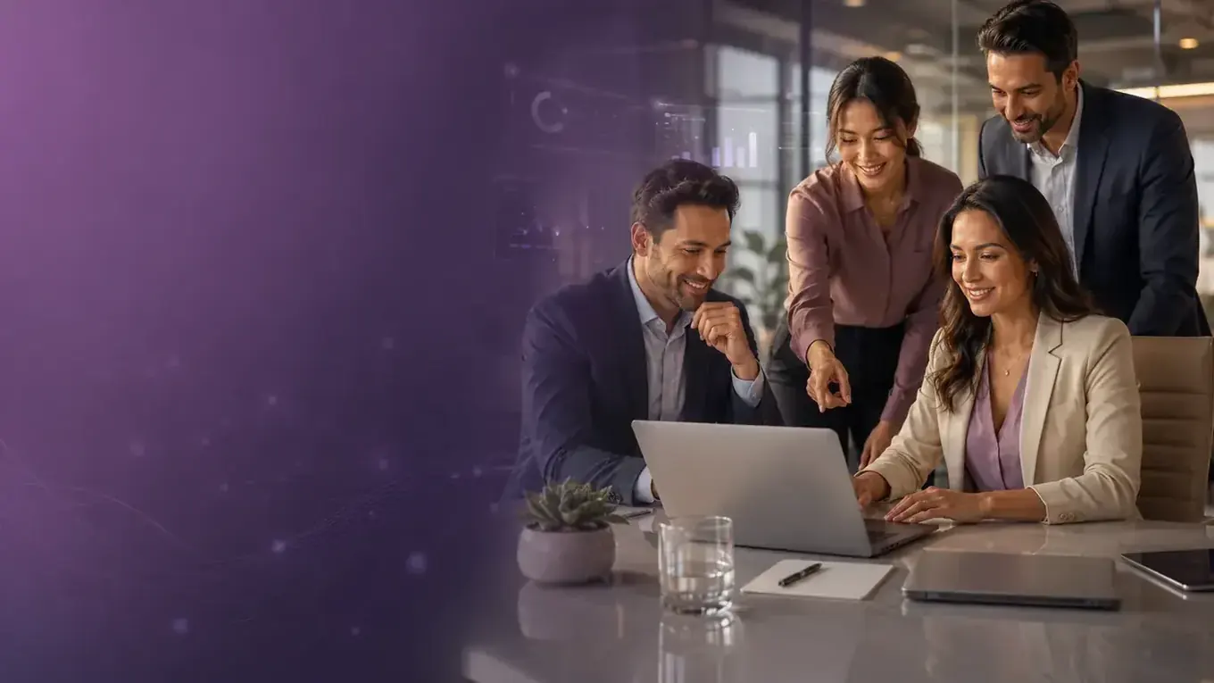 Ambiente corporativo refinado com equipe e elementos sutis de tecnologia